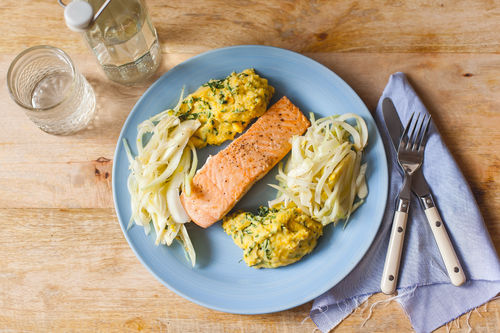 Lachsfilet mit Orangen- Basilikum-Polenta und Fenchelsalat