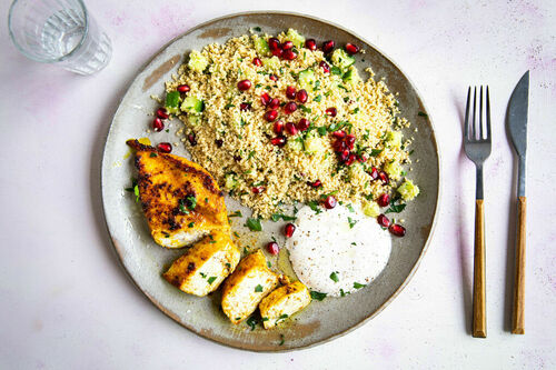 Saftiges Bio-Hähnchen mit Curry dazu Granatapfel-Couscous und Joghurt