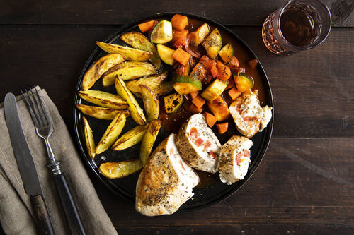 Bio-Hähnchen mit Tomate und Mozzarella dazu gebackene Kartoffeln und Gemüse