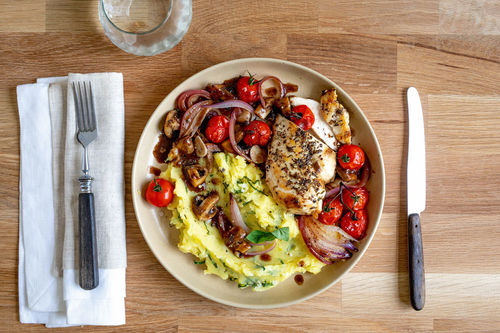 Bio-Hähnchenbrust mit würziger Pilzsauce und Kartoffelstampf mit Basilikum