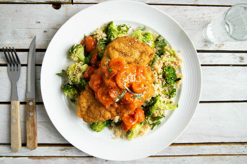 Schnitzel vom Bio-Hähnchen mit Tomatensauce auf Couscous mit Brokkoli
