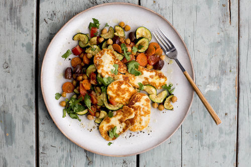 Kichererbsensalat mit gebratenem Grillkäse mit Zucchini und Oliven
