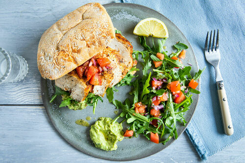 Knuspriges Sandwich mit Bio-Hähnchen mit Guacamole und Tomatensalsa