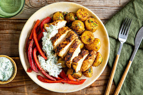 Marokkanische Paprikapfanne mit Bio-Huhn dazu zitronige Kartoffeln und Tzatziki