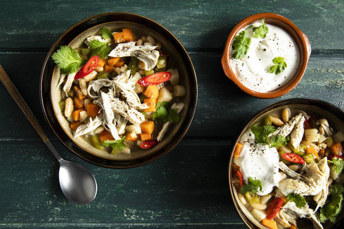 Weißes Chili mit Bio-Huhn und Pastinake cremig-fein mit Sauerrahm und Koriander