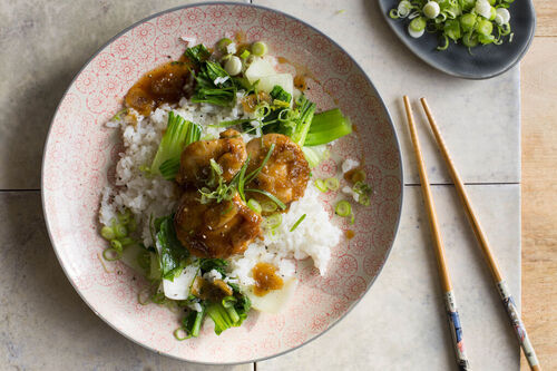 Karamellisierte Bio-Hähnchenwürfel mit gedämpftem Pak Choi und Sushireis