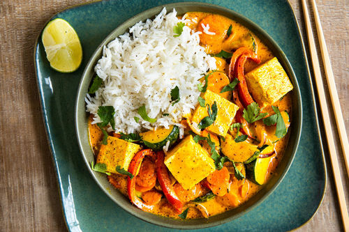 Thailändisches Tofu-Gemüse-Curry mit duftendem Jasminreis