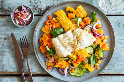 Zartes Seehechtfilet peruanische Art auf Paprika-Mais-Gemüse mit Süßkartoffel