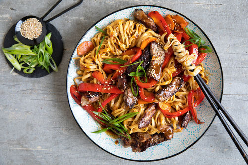 Schnelle Asia-Rindfleischnudeln mit Gemüse und würziger Hoisinsauce