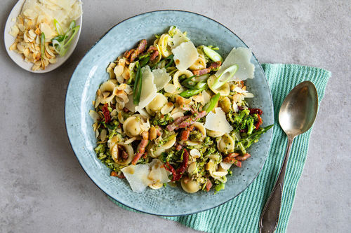 Orecchiette mit Brokkoli und Speck mit getrockneten Tomaten und Mandeln