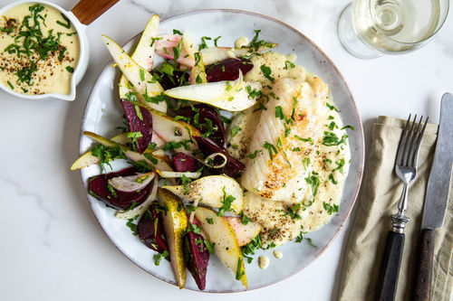Hamburger Pfannenfisch mit Senfsauce auf Rote-Bete-Birnen-Salat