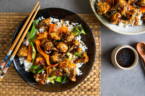 Gebackener Blumenkohl in Asia-Sauce mit Sushireis und Pak-Choi-Karotten-Gemüse