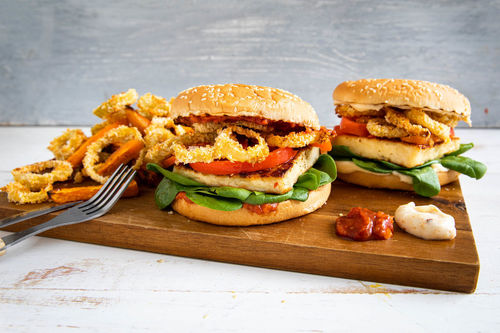 Halloumiburger mit Paprika und Spinat dazu Zwiebelringe, Süßkartoffelpommes & Dips