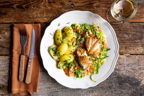 Zarte Hähnchenschnitzel mit Rahmwirsing und Kartoffeln