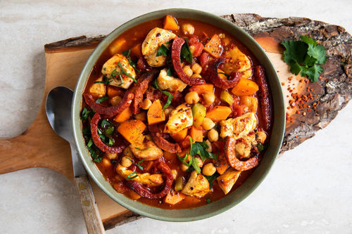 Deftiger Chorizo-Hähnchen-Eintopf mit Kichererbsen und Petersilie