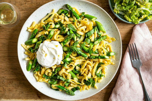 Spätzle mit Sauerampfer und Spargel dazu Zitronen-Crème-fraîche und Salat