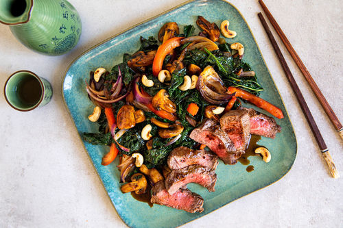 Würziges Asia-Rindersteak Low Carb an gebratenem Schwarzkohl-Pilz-Gemüse