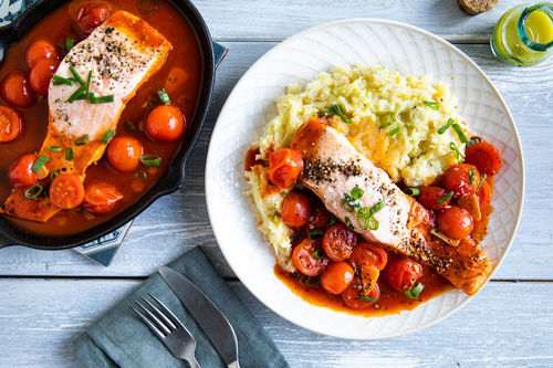 Pochierter Lachs in feiner Tomatensauce mit Sellerie-Pastinaken-Püree und Basilikumöl