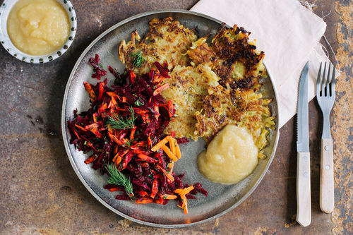 Kartoffelpuffer mit Apfelmus an Rote-Bete-Salat mit Kapern und Dill