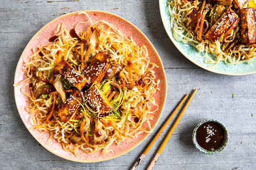 Kantonesische Tofu-Austernpilz-Pfanne mit breiten Nudeln und Hoisinsauce