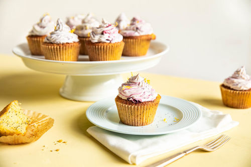 Special: Zitronen-Mohn-Cupcakes mit Ricotta-Johannisbeer-Guss