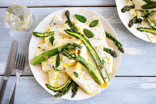 Offene Lasagne mit grünem Spargel mit Mascarpone, Zitronenbutter und Salbei