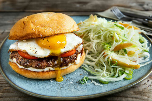 Burger mit Rinderhack und Spiegelei dazu Knoblauchcreme und Coleslaw mit Apfel