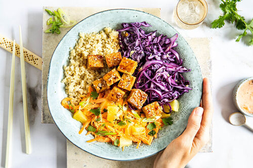 Bunte Tofu-Quinoa-Bowl vegan mit fruchtigem Rotkohl-Ananas-Salat