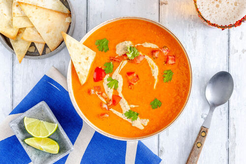 Vegane Süßkartoffelsuppe mit Tortillachips und Koriander-Rauchmandel-Topping