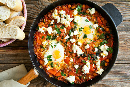 Kichererbsen-Shakshuka mit Feta & Ei dazu knuspriges Baguette