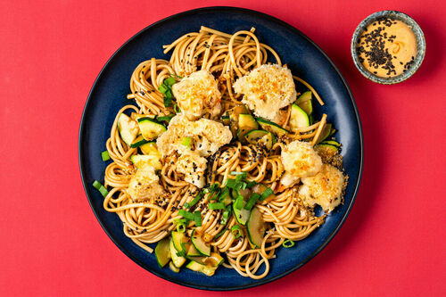 Knusper-Blumenkohl auf Teriyaki-Udon mit Zucchini, Lauchzwiebeln und Sesam