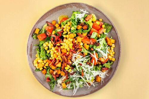 Frischer Tomaten-Mais-Salat mit Speck und Süßkartoffelwürfeln aus dem Ofen