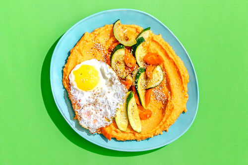 Gemüsepfanne mit Spiegelei und Sesam auf Kartoffelpüree mit Gochujang und Käse