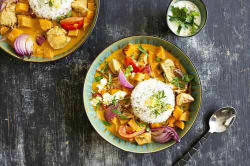„Hähnchen“-Korma-Curry mit Süßkartoffeln dazu Basmatireis und Joghurtdip