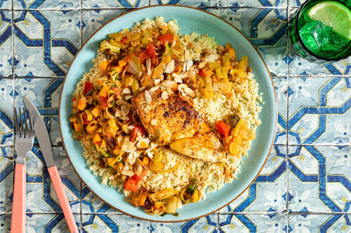 Würziges Bio-Hähnchenbrustfilet mit buntem Gemüse und Couscous