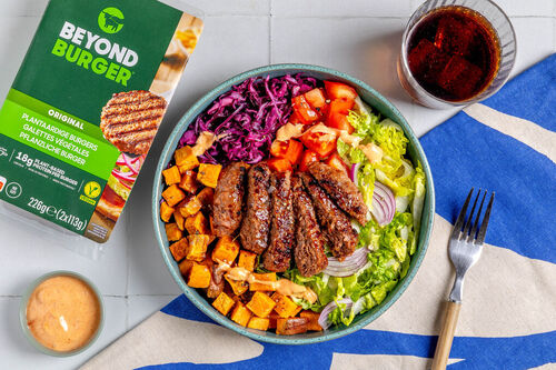 Vegane Beyond-Burger-Bowl mit Sriracha-Mayo mit Süßkartoffeln und Rotkohlsalat