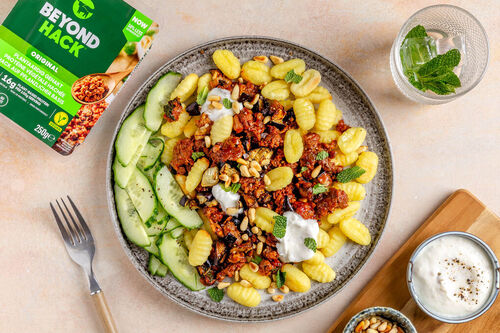 Gnocchi mit Beyond-Meat-Hack und Aubergine türkische Art mit Joghurt und Pinienkernen