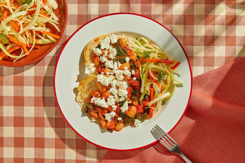 Griechische Bohnen auf Pitabrot mit süß-saurem Weißkohlsalat