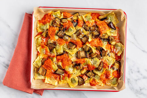 Gratinierte Tortelli mit Ofen-Aubergine dazu rauchige Paprika-Mandel-Sauce