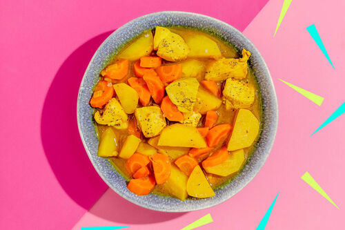 Gelbes Madras-Hähnchencurry mit Karotten und Kartoffeln