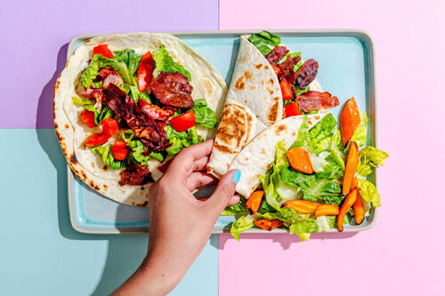 Bunte High-Protein-Wraps mit Bacon dazu Romanasalat und Ofenkarotten