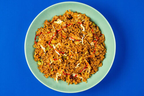 Gebratener Reis mit Gemüse und Rührei verfeinert mit Sriracha-Sauce