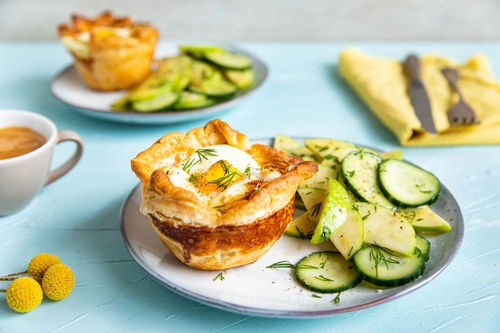 RS Brunch-Törtchen mit Lachs und Ei dazu Gurken-Apfel-Salat mit Dill