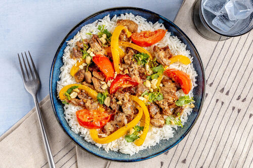 Vegane Rindfleischpfanne mit Kokos & Limette mit Paprika, Erdnüssen & Basmatireis
