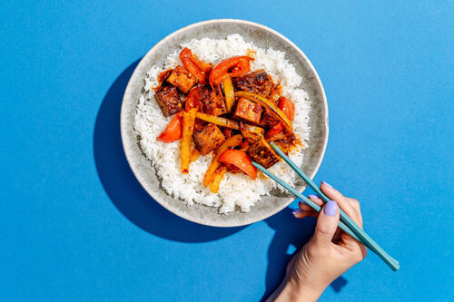Süß-scharfer Sambal-Tofu auf Reis mit Paprika und Tomate