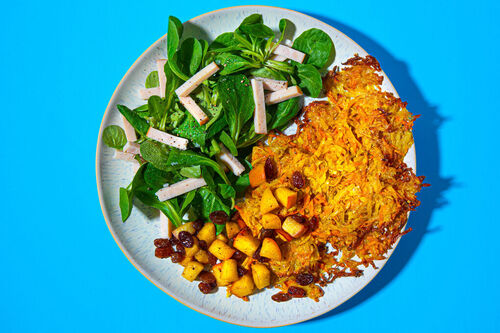 Großes Ofenrösti mit Räucherhähnchen serviert mit Feldsalat und Apfelkompott