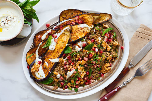Gegrillte Aubergine auf Quinoa mit Granatapfel und Walnusskernen
