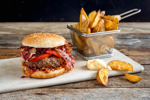 BBQ-Bacon-Burger mit pikanten Kartoffeln-Wedges