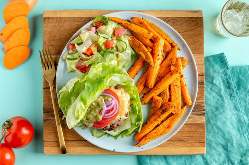 Smashed Burger Low Carb mit Bio-Rinderhack dazu Süßkartoffelpommes und Dip