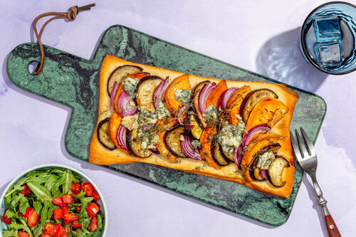 Gemüse-Focaccia mit Blauschimmelkäse dazu würziger Tomaten-Rucola-Salat